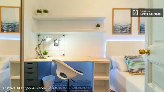 Habitación acogedora en un apartamento de 7 dormitorios en el Eixample, Barcelona - BARCELONA