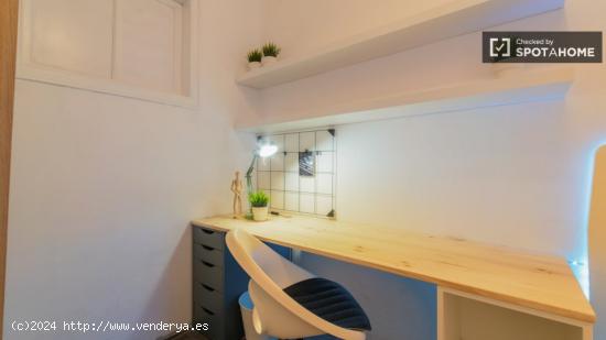 Habitación acogedora en un apartamento de 7 dormitorios en el Eixample, Barcelona - BARCELONA