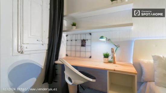 Habitación acogedora en un apartamento de 7 dormitorios en el Eixample, Barcelona - BARCELONA