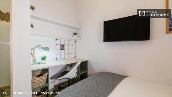 Habitación privada con armario independiente en el apartamento de 7 dormitorios, Eixample - BARCELO