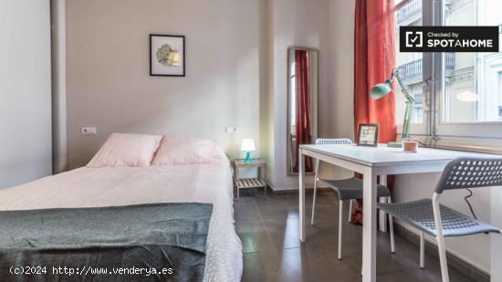 Acogedora habitación con ventana con vista a la calle en piso compartido, Ciutat Vella - VALENCIA