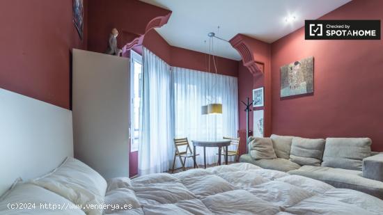 Habitación amueblada con estantería en piso compartido, Eixample - VALENCIA