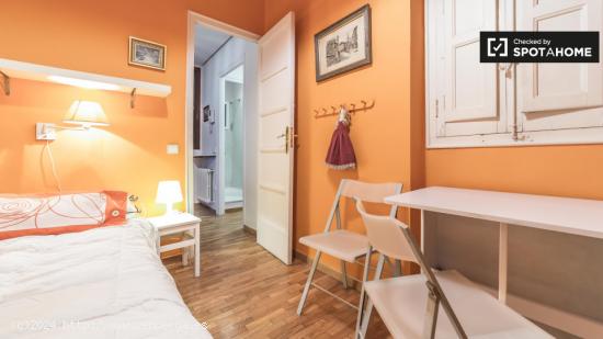 Habitación acogedora con estantería en piso compartido, Eixample - VALENCIA