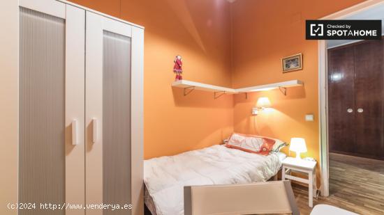 Habitación acogedora con estantería en piso compartido, Eixample - VALENCIA