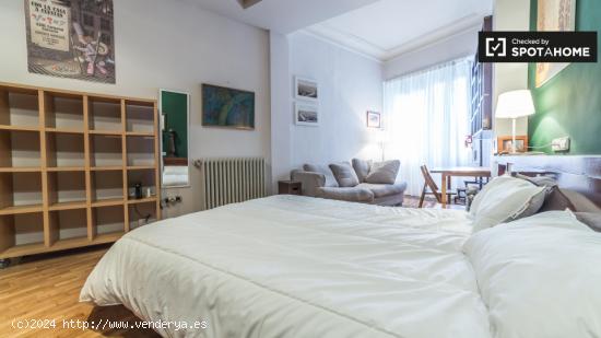 Amplia habitación con ventana con patio interior en piso compartido, Eixample - VALENCIA