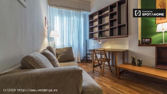 Amplia habitación con ventana con patio interior en piso compartido, Eixample - VALENCIA