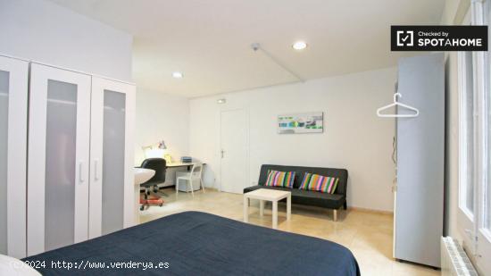 Habitación soleada con cómoda en piso compartido, Vila de Gràcia. - BARCELONA