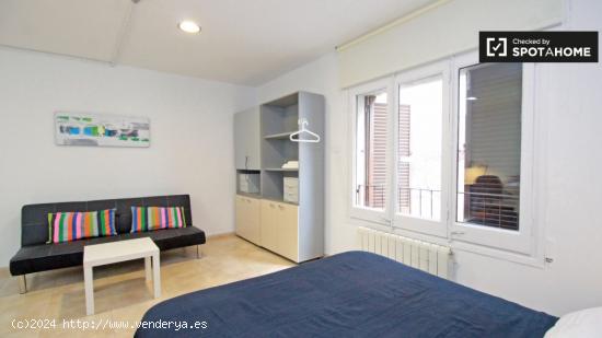 Habitación soleada con cómoda en piso compartido, Vila de Gràcia. - BARCELONA