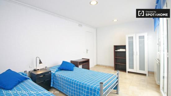 Habitación privada con balcón en piso compartido, Vila de Gràcia. - BARCELONA