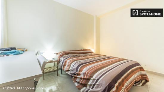 Amplia habitación con escritorio en el apartamento de 3 dormitorios, Poblats Marítims - VALENCIA