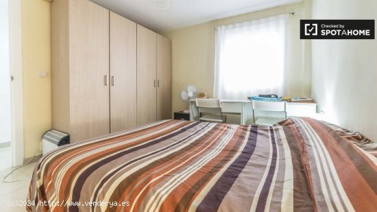 Amplia habitación con escritorio en el apartamento de 3 dormitorios, Poblats Marítims - VALENCIA