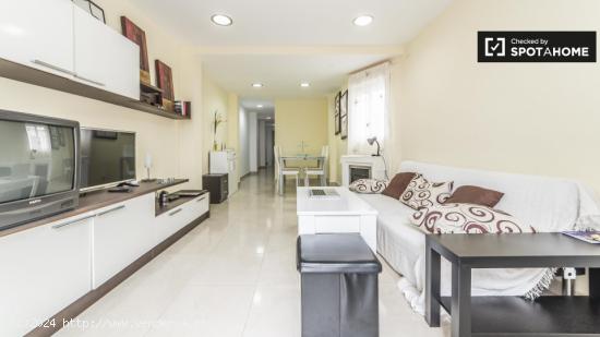 Amplia habitación con escritorio en el apartamento de 3 dormitorios, Poblats Marítims - VALENCIA