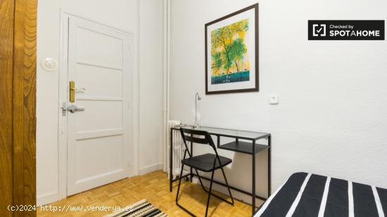 Amplia habitación con escritorio en piso compartido, Malasaña _ - MADRID