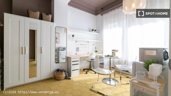 Amplia habitación con escritorio en piso compartido, Sarrià-Sant Gervasi - BARCELONA