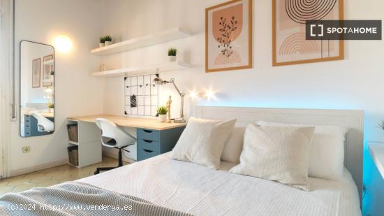 Gran habitación en piso compartido con wi-fi, Sarrià-Sant Gervasi - BARCELONA