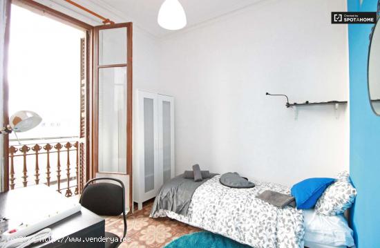  Buena habitación con estanterías en un apartamento de 6 dormitorios, El Born - BARCELONA 