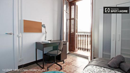 Buena habitación con estanterías en un apartamento de 6 dormitorios, El Born - BARCELONA