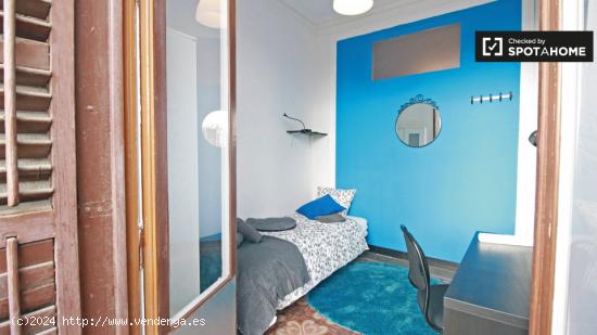 Buena habitación con estanterías en un apartamento de 6 dormitorios, El Born - BARCELONA