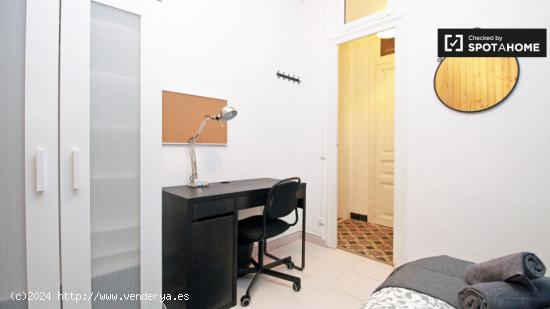 Gran habitación con armario independiente en un apartamento de 6 dormitorios, El Born - BARCELONA