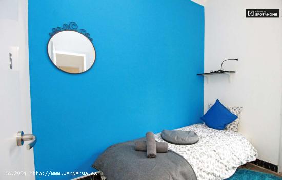  Dormitorio con estantería en apartamento de 6 dormitorios, El Born - BARCELONA 