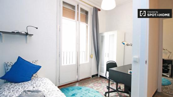 Dormitorio con estantería en apartamento de 6 dormitorios, El Born - BARCELONA