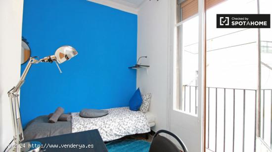 Dormitorio con estantería en apartamento de 6 dormitorios, El Born - BARCELONA