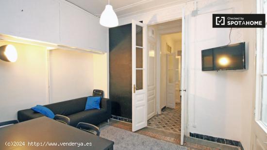 Dormitorio con estantería en apartamento de 6 dormitorios, El Born - BARCELONA