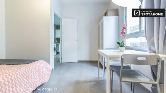 Habitación amueblada con estanterías en piso compartido, Ciutat Vella. - VALENCIA