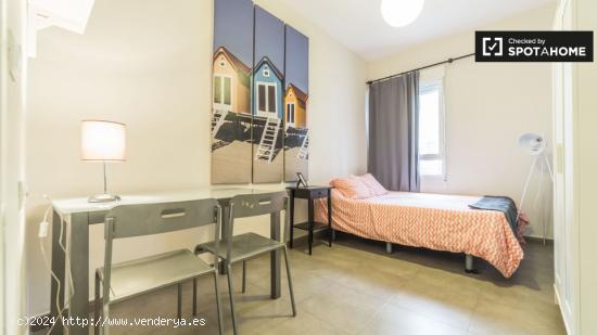 Gran habitación con estanterías en piso compartido, Ciutat Vella - VALENCIA