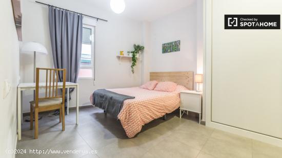 Habitación íntima con llave independiente en piso compartido, Ciutat Vella. - VALENCIA