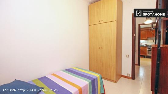 Habitación amueblada en apartamento de 3 dormitorios con tv, Eixample. - BARCELONA