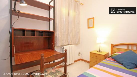 Habitación amueblada en apartamento de 3 dormitorios con tv, Eixample. - BARCELONA