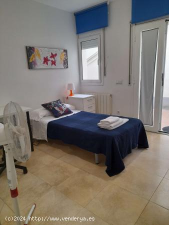  Habitación soleada con balcón en piso compartido, Vila de Gràcia. - BARCELONA 