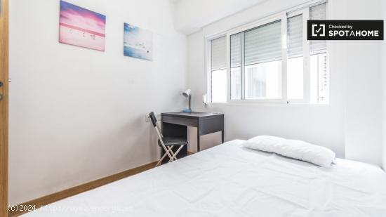 Habitación luminosa con escritorio en el apartamento compartido, Poblats Maritim - VALENCIA