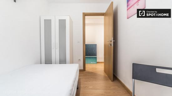 Habitación luminosa con escritorio en el apartamento compartido, Poblats Maritim - VALENCIA