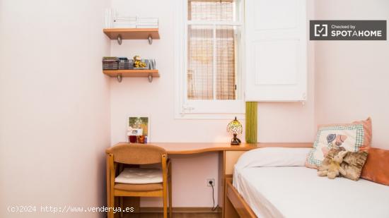 Habitación histórica con vistas a la calle en un apartamento de 2 dormitorios, Gràcia - BARCELONA