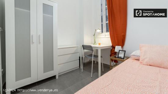 Cómoda habitación con escritorio en un apartamento de 5 dormitorios, Eixampl - VALENCIA