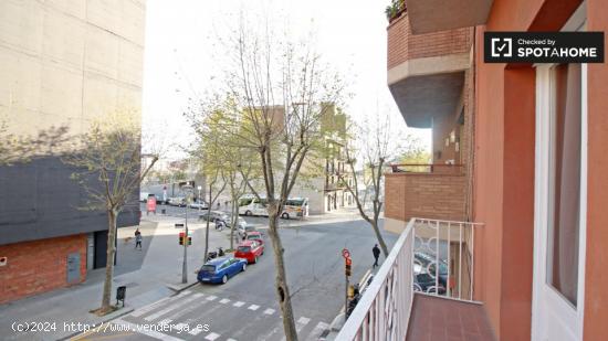 Excelente habitación con ventana con vista a la calle en un apartamento de 3 dormitorios, Poblenou 