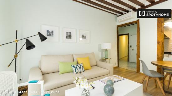 Elegante apartamento de 2 dormitorios con aire acondicionado y balcón en alquiler en el centro de M