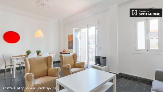 Amplio apartamento de 3 dormitorios con aire acondicionado y balcón en el animado Eixample - VALENC