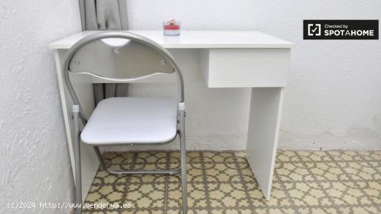 Habitación acogedora con escritorio en un apartamento de 4 dormitorios, Gràcia - BARCELONA