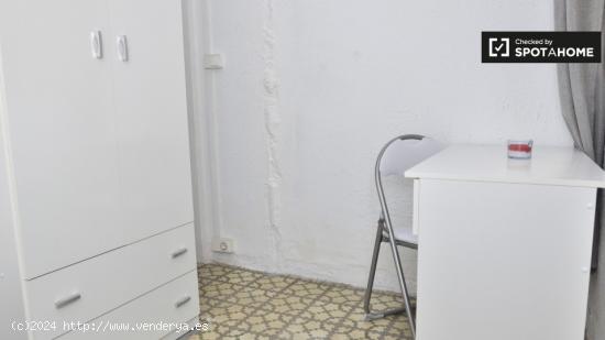 Habitación acogedora con escritorio en un apartamento de 4 dormitorios, Gràcia - BARCELONA