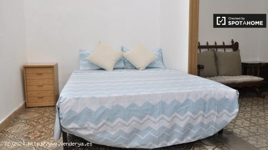 Habitación acogedora con escritorio en un apartamento de 4 dormitorios, Gràcia - BARCELONA