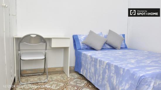 Gran habitación con escritorio en un apartamento de 4 dormitorios, Gràcia - BARCELONA