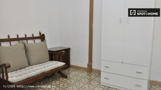 Habitación amueblada con balcón en un apartamento de 4 dormitorios, Gràcia - BARCELONA