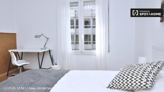 Amplia habitación con ventana con vista a la calle en el apartamento compartido, Sarrià-Sant Gerva