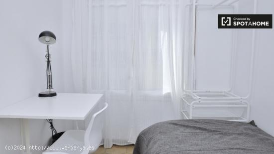 Habitación enorme con escritorio en el apartamento compartido, Sarrià-Sant Gervasi - BARCELONA