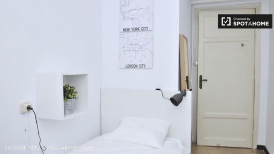 Habitación enorme con escritorio en el apartamento compartido, Sarrià-Sant Gervasi - BARCELONA