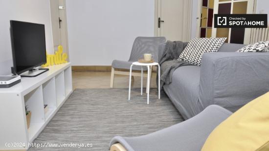 Habitación enorme con escritorio en el apartamento compartido, Sarrià-Sant Gervasi - BARCELONA