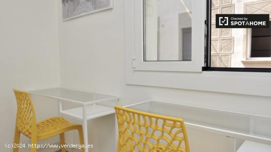 Amplia habitación con televisión en un apartamento de 6 habitaciones, La Barceloneta - BARCELONA